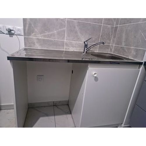 Cuisine (Evier et meuble bas) + Four Indesit + Lave-linge Indesit ¿ Bon état