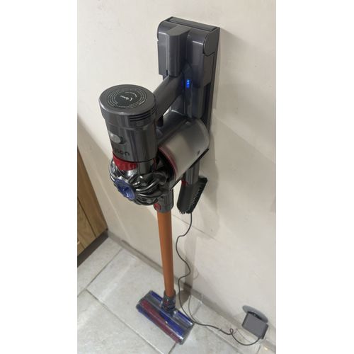 Aspirateur balai dyson v8 très bon état de fonctionnement 