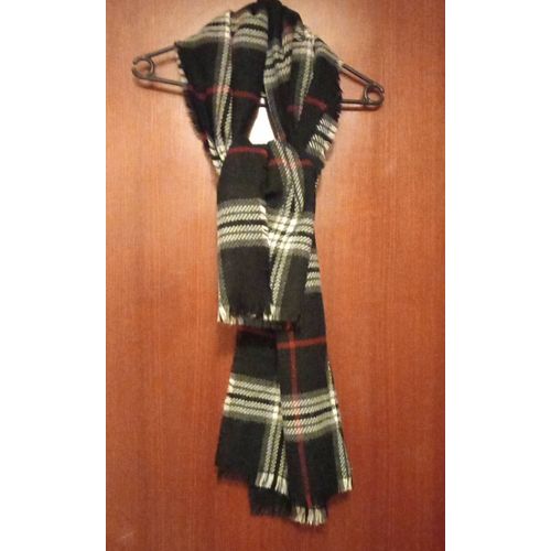 Écharpe Mixte Motifs Écossais Noirs,Blancs Et Rouges V.Fraas,Petites Franges Sur Les Bords, 100% Acrylique, Made In Germany, Longueur 180 Cm, Largeur 64 Cm.