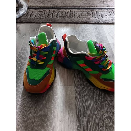 Bonne Chaussures Doux Et Confortable Mixte Homme Et Femme Juste Un Ingratinure Derrière Le Talon Rien De Méchant