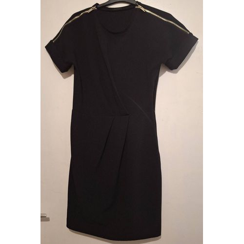 Robe Élégante Noire Aux Épaules Zippées