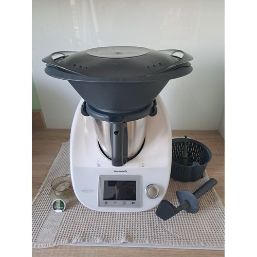 Vends Thermomix TM5 en bonne état. Accessoires, clés et livre fourni.