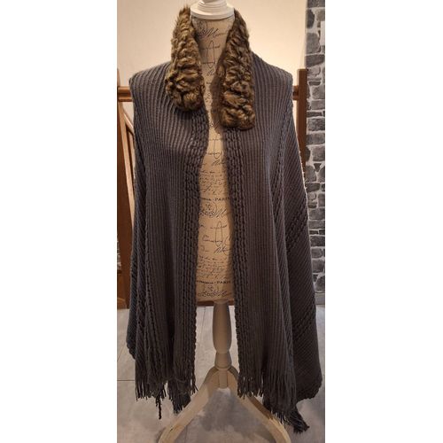 Châle Gris À Franges Et Fausse Fourrure Au Col