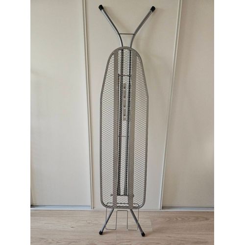 Table à repasser – réglable, robuste et pliable