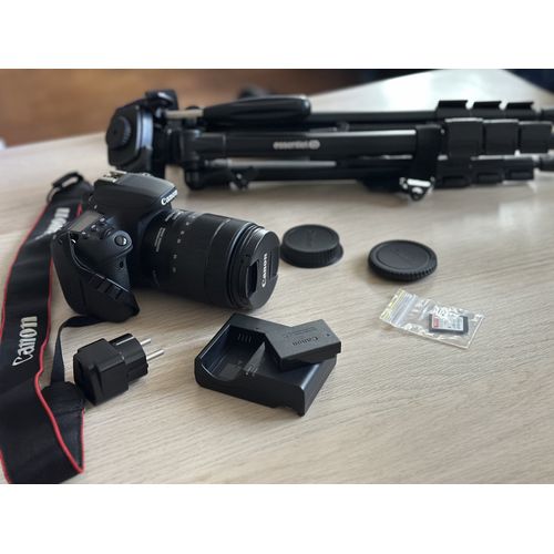 For Sale: Canon EOS 77D + 18-135mm Lens + Accessories (All items with bill) À vendre : Canon EOS 77D + objectif 18-135 mm + accessoires (tous les articles sont accompagnés de leur facture)