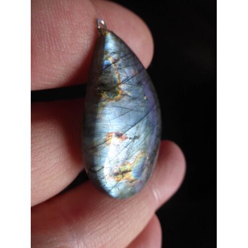 Pendentif Larme En Labradorite, Bleu, Argenté Et Doré - 4.3 Cm Avec L'accroche En Métal. Magnifiques Couleurs Avec Des Reflets Somptueux Et Une Très Belle Transparence À La Lumière. Lot 2413