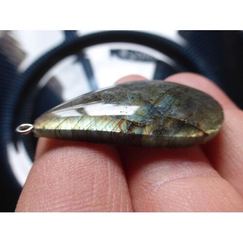 Pendentif Larme En Labradorite, Bleu, Argenté Et Doré - 4.5 Cm Avec L'accroche En Métal. Magnifiques Couleurs Avec Des Reflets Somptueux. Lot 2408