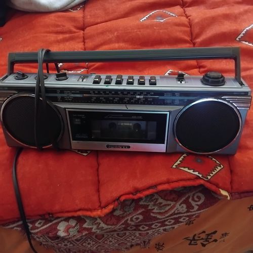 POSTE RADIO K7 , il a une vitesse de lecture 2 fois plus rapide que la normalité des lectures de k7 normales. bon etat!!!