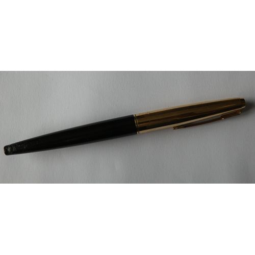 Stylo À Plume. Parker. Plume Capotée. Fermeture Clipsée