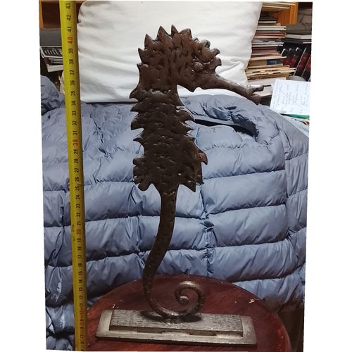 hyppocampe en fer forgé sur pied, epaisseur 5mm hauteur 42 cm , poids 3kg5