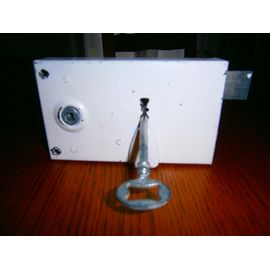 serrure horizontale à clé. La clé est un peu tordue mais elle fonctionne. En bon état