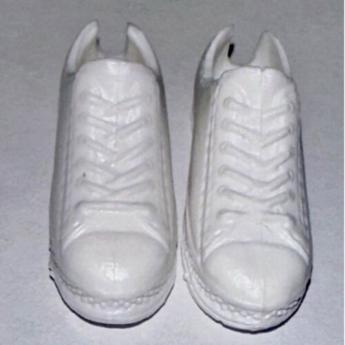 Barbie Mattel chaussures accessoires baskets basses lacets blanches unies pieds plats 
