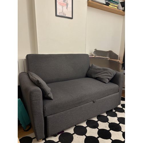Bonjour, Je viens un canapé convertible en bon état. Dimensions : Largeur 140cm, Profondeur 85cm, Hauteur 87cm et longueur en position lit 160cm. Le canapé est en bon état, propre et fonctionnel.