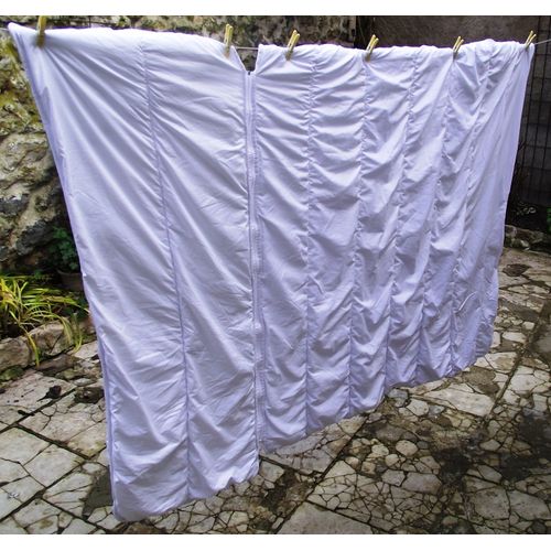 Couette Blanche Bébé Enfant Reliée Fermeture Éclair Comprenant Une Petite Couette Pour Landau:  Dimensions 57x139cm. Et Une Couette Plus Grande Dimensions 135x140cm