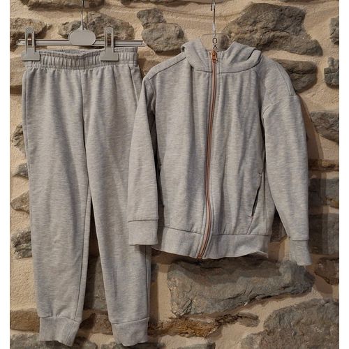 Ensemble Jogging Et Veste Gris Marque Décathlon 5/6 Ans Fille.