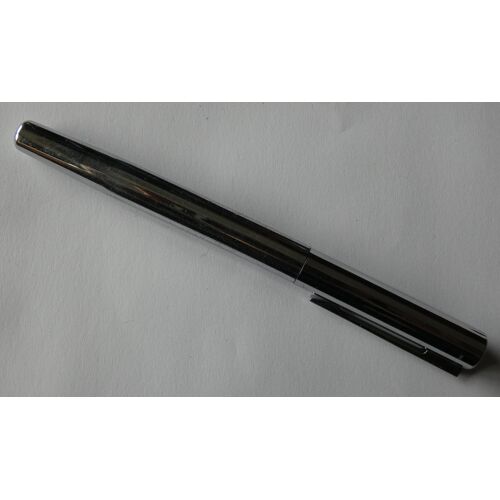 Stylo À Plume Waterman. Chromé Strié. Plume En Or 18 Carats. Fermeture Clipsée