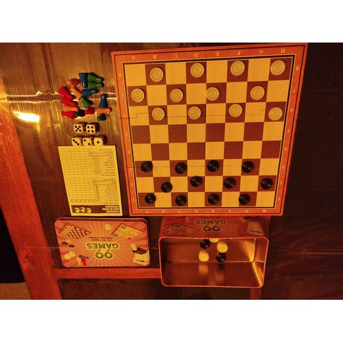 99 Games : Boite En Fer Contenant Un Plateau Double Face Damier Et Petits Chevaux Avec 15+15 Pions Noirs Et Blancs, 4x4 Pions Bleu, Rouge, Vert Et Jaune, Jeu De 5 Dés Avec Marque Des Scores