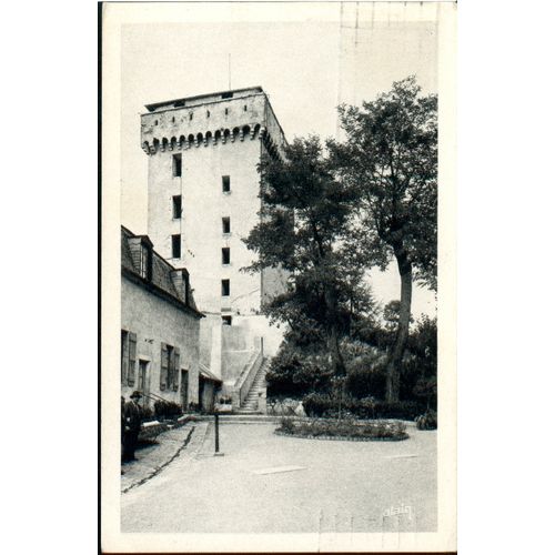 Carte Postale N°100 , Lourdes , Le Château Fort , 1952