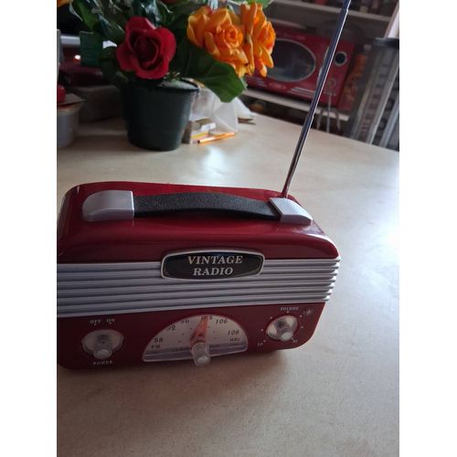 VINTAGE RADIO A PILES EN PARFAIT ÉTAT, ROUGE, CÉDER CAR PLUS D'UTILITÉ. EN PARFAIT ÉTAT.