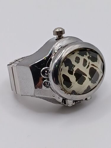 Bague Montre Métal Argenté , Cadrant Rond,Fond Blanc,Capot Léopard Noir Et Blanc