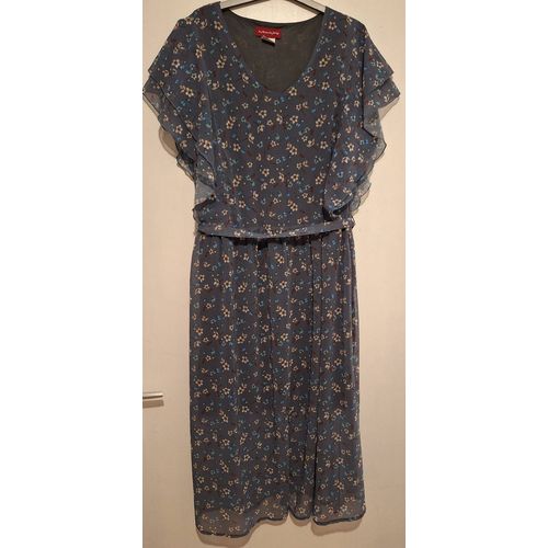 Robe Grande Taille Bleu Grisé Et Fleurie Avec La Ceinture Assortie