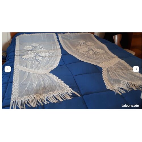 Paire De Vitrage Droit À Effet Rideau Bonne Femme Préformé En Vis À Vis - Maille Dentelle Blanche Décor Grandes Fleurs - Oeillets Passe-Tringle - Bas Frangés - 60x1m65