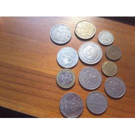 12 Pièces De Monnaies Différentes