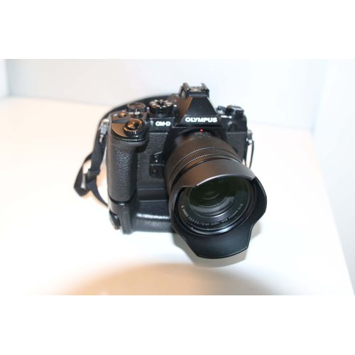 Olympus OM-D E-M1, grip, objectif Panasonic G Vario 12-60mm