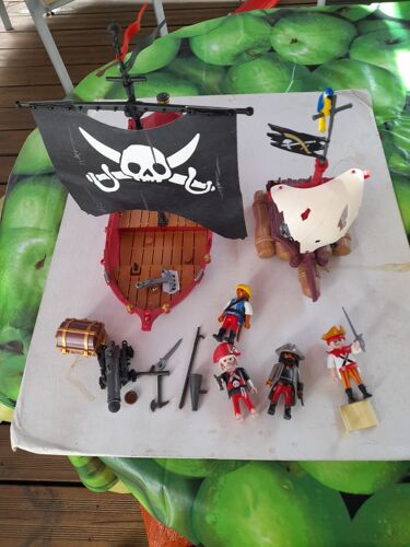 PLAYMOBIL BATEAU PIRATES DE LA TOUR 9522 + RADEAU 6682