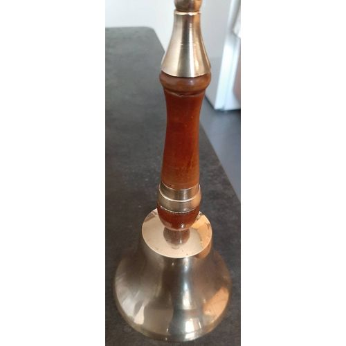 Cloche de table en laiton avec manche en bois