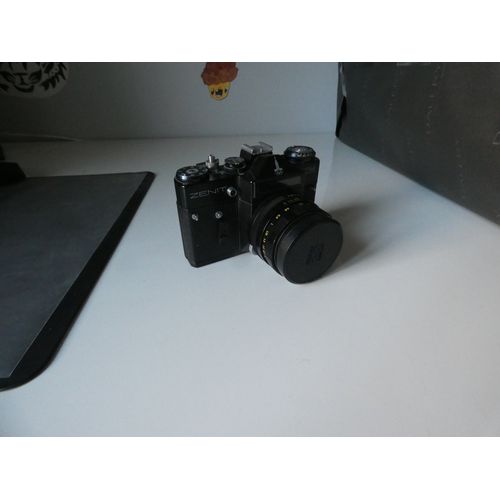 Appareil photo ARGENTIQUE REFLEX  ZENIT ME. OBJECTIF HELIOS-44M.  Fabriqué en URSS. Robuste et  en bon état de  marche.