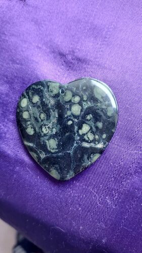 Pendentif Coeur Jaspe. Noir Et Vert. 4.7 Cm. Magnifique Pierre À La Forme Délicieuse. Les Couleurs Sont Parfaites. Très Belle Idée De Cadeau. Lot 1024