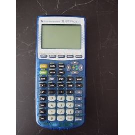Calculatrice scientifique de couleur bleue de marque Texas instruments TI-83 plus fonctionne avec quatre petites piles. Boitier pour pouvoir protéger la calculatrice