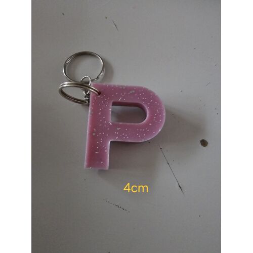 porte cles lettre P en résine couleur mauve