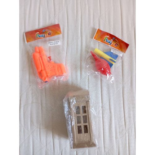 Lot De 5 Divers Articles Article Jeu Jouet Jeux Jouets Un Petit Pistolet À Eau Une Petite Fléchette Une Tirelire Cabine Téléphonique Carton Fin À Peindre