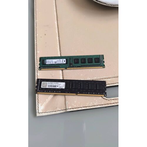 2 barrettes mémoire DDR3 4GB.