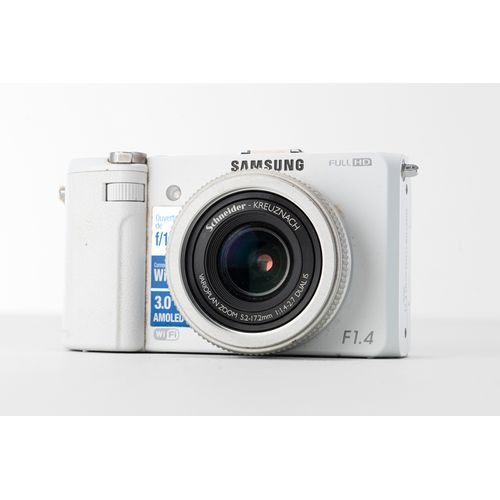 Compact Samsung EX2F avec objectif lumineux 5,2¿17,2 mm f/1,4¿2,7, en kit complet avec batteries supplémentaires, accessoires d'origine et télécommande. Appareil performant et prêt à l'emploi.