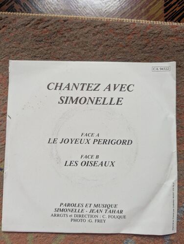 Chantez Avec Simonelle.45 Tours. Face A : Le Joyeux Périgord. Face B : Les Oiseaux.