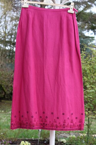 Jupe Fuchsia Aquarelle Joliement Brodèe En Bas .Taille Étiquetèe: 38.