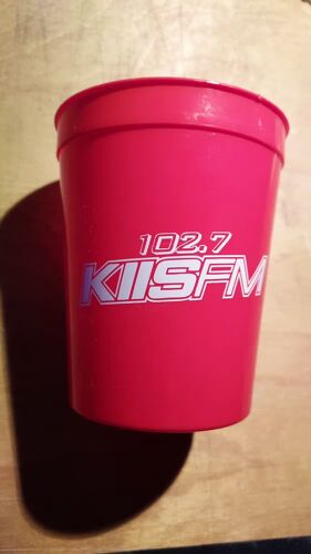 Pot À Crayons Kiis Fm 102.7 Fm Radio De Los Angeles 11 Cm De Haut En Plastique Rouge 27 Grammes Pour Les Collectionneurs De Stations De Radio