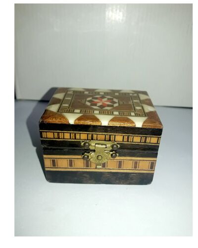 boîte marqueterie bijoux coffre petit décoratif Khatam kari orient etui styl mosaïc incrusté déco bohème collection Fabriqué bois format compact couvercl ranger petit objet env. 7 cm² raffiné élégant