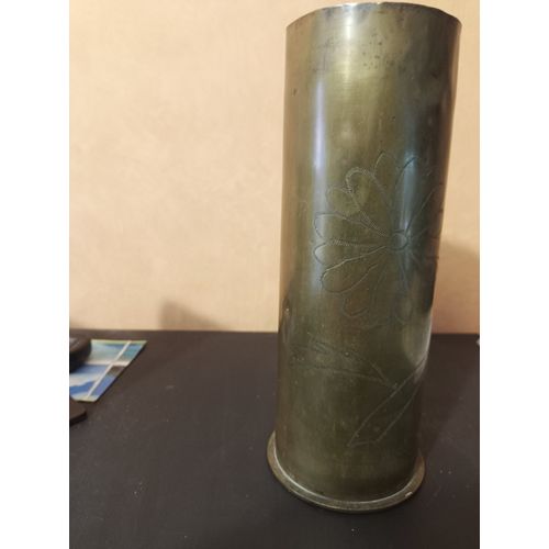 Ancienne Douille D'Obus Avec Motif Floral