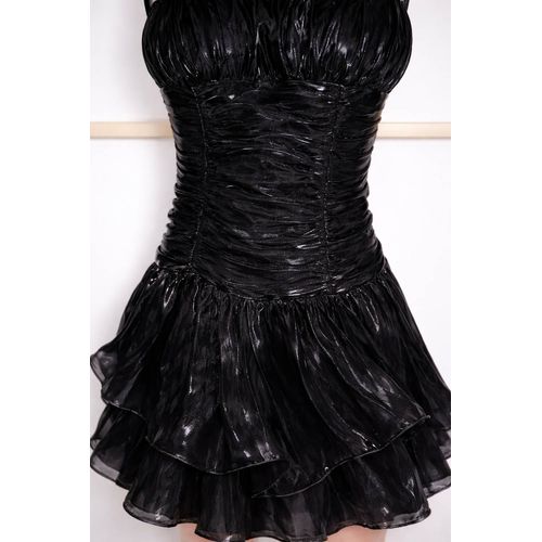 Robe Noire Satinée Froncée – Élégance & Glamour
