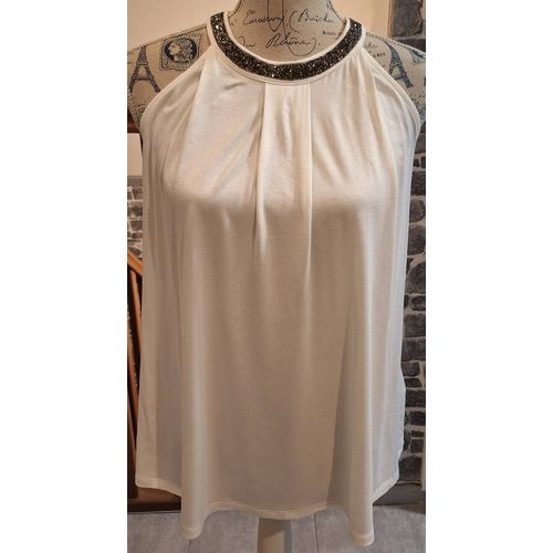 Débardeur Blanc Avec Le Tour De Cou À Strass Brillants