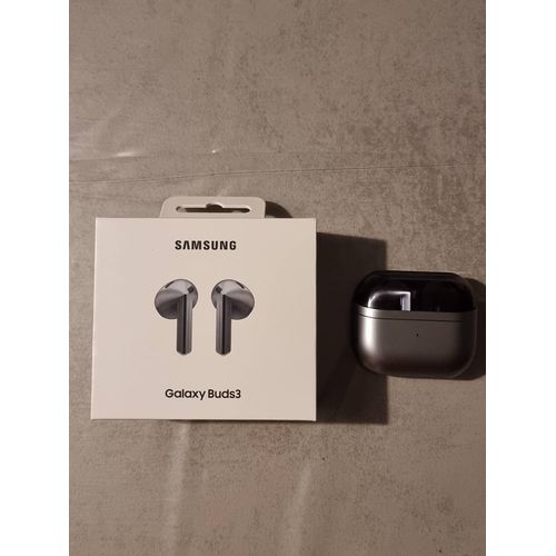 2 écouteurs de Samsung galaxy buds pro et buds 3