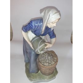 Royal copenhague Statue Femme au pommes de terre