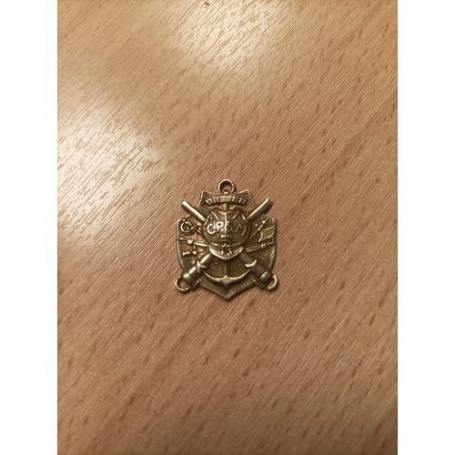 Insigne De Brevet De Préparation Militaire Cpsm, En Métal Doré, Avec Deux Sabres Qui Se Croisent. Très Bon État