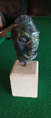 Sculpture en céramique émaillée polychrome représentant un visage. Pièce unique