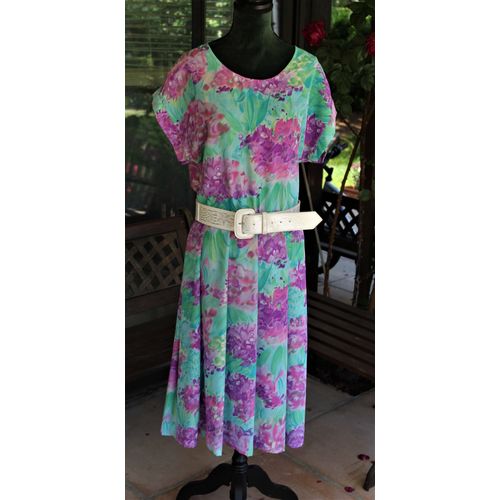 Robe Au Tissu Satinè À Fleurs Violines Sur Fond Vert .Taille Absente En Principe 40.