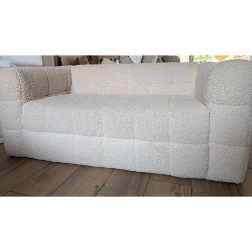 canapé bouclette 2 places cause double emploi. Sans aucun accroc. Non convertible.